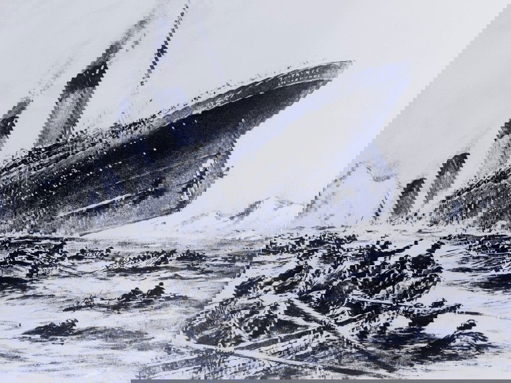 Titanic afundando ao centro, com barcos salva-vidas transportando sobreviventes ao redor.