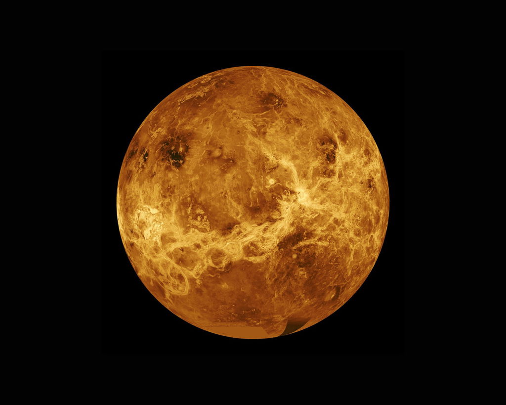 Planeta Vênus com a superfície alaranjada.