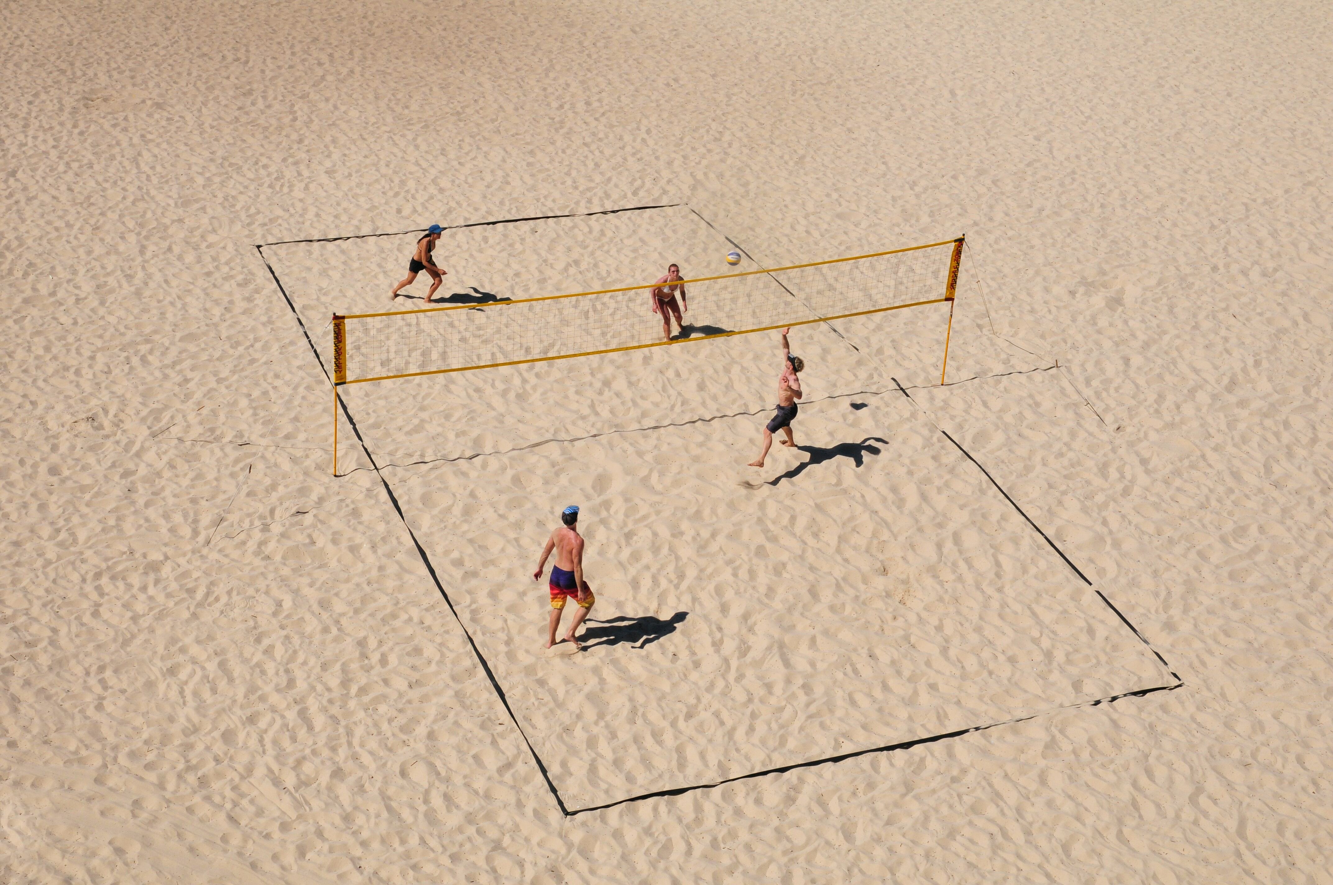 1. O voleibol é um esporte praticado entre duas equipes numa