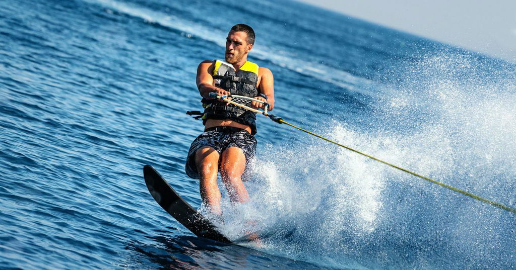 Homem praticando wakeboard