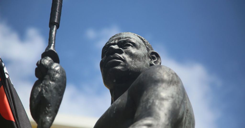 Rosto, visto de baixo, da estátua de Zumbi dos Palmares.